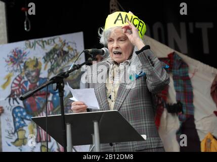 Londra, Regno Unito. 22nd Feb, 2020. Il fashion designer Vivienne Westwood parla a centinaia di attivisti che lottano per fermare l'estradizione di Julian Assange negli Stati Uniti per aver commesso accuse di spionaggio contro il governo americano sabato 22 febbraio 2020 a Londra. Il processo di estradizione di Julian Assange inizia lunedì a Londra il 24 febbraio 2020. Foto di Hugo Philpott/UPI Credit: UPI/Alamy Live News Foto Stock