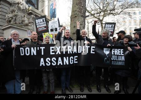 Londra, Regno Unito. 22nd Feb, 2020. Attivisti tra cui Vivienne Westwood, John Shipton e Roger Waters protestano per fermare l'estradizione di Julian Assange negli Stati Uniti per aver commesso accuse di spionaggio contro il governo americano sabato 22 febbraio 2020 a Londra. Il processo di estradizione di Julian Assange inizia lunedì a Londra il 24 febbraio 2020. Foto di Hugo Philpott/UPI Credit: UPI/Alamy Live News Foto Stock