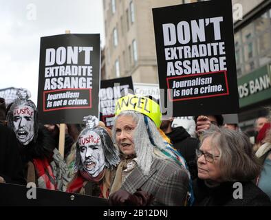 Londra, Regno Unito. 22nd Feb, 2020. Il fashion designer Vivienne Westwood dispone di un gruppo di attivisti che lottano per fermare l'estradizione di Julian Assange negli Stati Uniti per aver commesso accuse di spionaggio contro il governo americano sabato 22 febbraio 2020 a Londra. Il processo di estradizione di Julian Assange inizia lunedì a Londra il 24 febbraio 2020. Foto di Hugo Philpott/UPI Credit: UPI/Alamy Live News Foto Stock