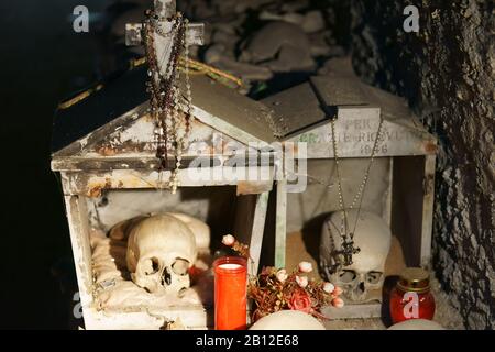 Box contiene i teschi delle vittime - peste del 1656 e epidemia di colera nel 1836, Cimitero delle Fontanelle, quartiere Sanità Napoli Italia Foto Stock