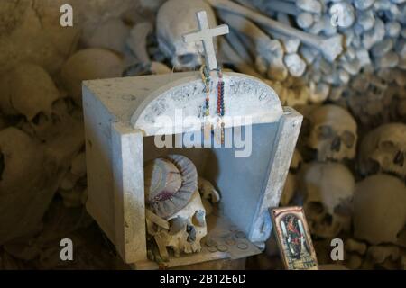 Box contiene i teschi delle vittime - peste del 1656 e epidemia di colera nel 1836, Cimitero delle Fontanelle, quartiere Sanità Napoli Italia Foto Stock