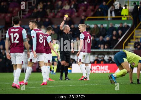 Burnley, Lancashire, Regno Unito. 22nd Feb, 2020. Jeff Hendrick di Burnley ha mostrato una carta gialla durante la partita della Premier League tra Burnley e Bournemouth a Turf Moor, Burnley sabato 22nd febbraio 2020. (Credit: Pat Scaasi | MI News) La Fotografia può essere utilizzata solo per scopi editoriali di giornali e/o riviste, licenza richiesta per uso commerciale Credit: Mi News & Sport /Alamy Live News Foto Stock