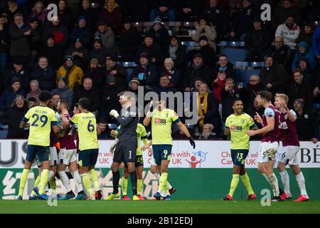 Burnley, Lancashire, Regno Unito. 22nd Feb, 2020. Una lotta si rompe durante la partita della Premier League tra Burnley e Bournemouth a Turf Moor, Burnley sabato 22nd febbraio 2020. (Credit: Pat Scaasi | MI News) La Fotografia può essere utilizzata solo per scopi editoriali di giornali e/o riviste, licenza richiesta per uso commerciale Credit: Mi News & Sport /Alamy Live News Foto Stock