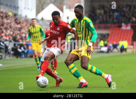 Niclas Eliasson (a sinistra) e West Bromwich Albion's semi Ajayi combattono per la palla durante la partita Sky Bet Championship a Ashton Gate, Bristol. Foto Stock