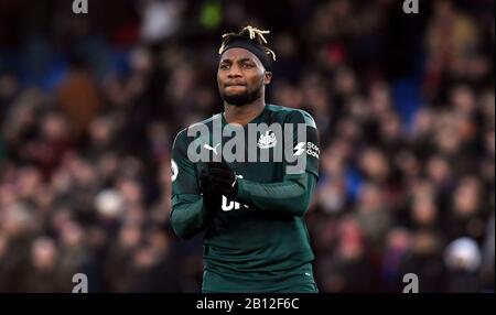 Allan Saint-Maximin del Newcastle United applaude i tifosi dopo la partita della Premier League al Selhurst Park di Londra. Foto Stock