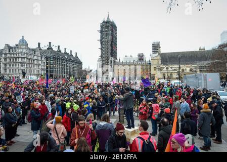 Londra, Regno Unito. 22 Febbraio 2020. Gli attivisti dell'estinzione Rebellion prendono parte a marzo, chiamati "Basta", Insieme marchiamo in Piazza del Parlamento chiedendo ai governi di agire sugli effetti negativi del cambiamento climatico. Credito: Stephen Chung / Alamy Live News Foto Stock