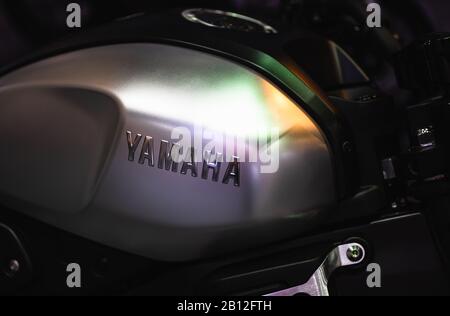 Bangkok, Thailandia, 23 febbraio 2020: Primo piano del logo YAMAHA sul corpo del motociclo. Yamaha è uno dei più famosi produttori di moto del wor Foto Stock