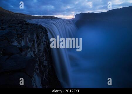 Luna tramonta più fragorosa cascata di Dettifoss, Islanda Foto Stock