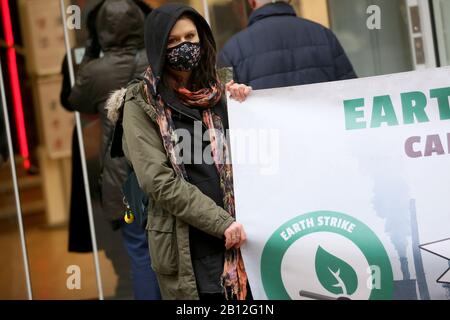 Manchester, Regno Unito. 22nd febbraio 2020. Gli attivisti di Earth Strike protestano al di fuori delle banche e delle imprese che dicono stiano giocando un ruolo nel guidare una catastrofe climatica. Earth Strike è un gruppo di campagne internazionali che chiede giustizia sul clima, Market Street, Manchester, Lancashire, Regno Unito. Credito: Barbara Cook/Alamy Live News Foto Stock