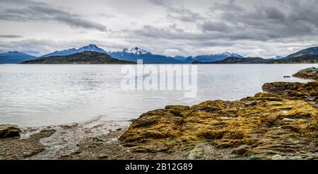 Bellissime montagne circondano la baia Bahai Lapataia nel parco Tierra del Fuego , Argentina. Foto Stock