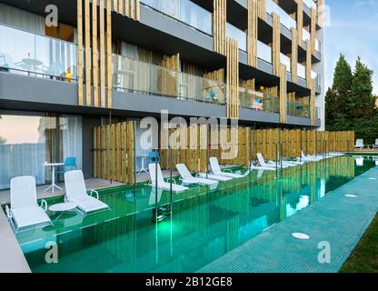 Moderne terrazze con accesso privato alla piscina. Foto Stock