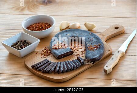 Fette tagliate di salsiccia speciale a ferro di cavallo Pirot - Peglana Pirotska kobasica, a base di carne di vitello, pecora e capra, con aggiunta di aglio Foto Stock