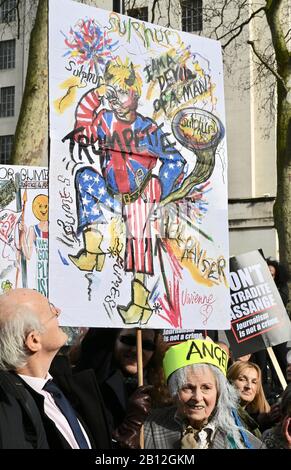 Vivienne Westwood. Non Estradare La Protesta Di Assange, Whitehall, Londra. REGNO UNITO Foto Stock