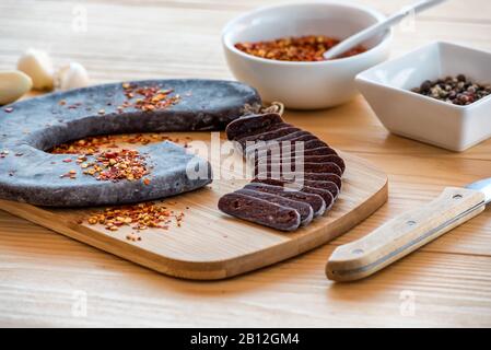 Fette tagliate di salsiccia speciale a ferro di cavallo Pirot - Peglana Pirotska kobasica, a base di carne di vitello, pecora e capra, con aggiunta di aglio Foto Stock