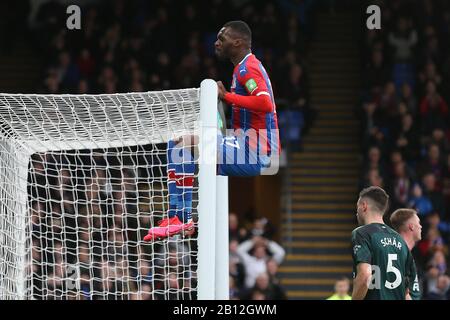 Londra, Regno Unito. 22nd Feb, 2020. Christian Benteke di Crystal Palace che si è oscillato dal crossbar durante la partita della Premier League tra Crystal Palace e Newcastle United a Selhurst Park, Londra, sabato 22nd febbraio 2020. (Credit: Jacques Feeney | MI News) La Fotografia può essere utilizzata solo per scopi editoriali di giornali e/o riviste, licenza richiesta per uso commerciale Credit: Mi News & Sport /Alamy Live News Foto Stock