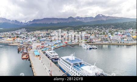 Ushuaia / Argentina - 23 gennaio 2020: Il porto argentino meridionale di Ushuaia fornisce attracco per un gran numero di navi da crociera in Antartide. Foto Stock