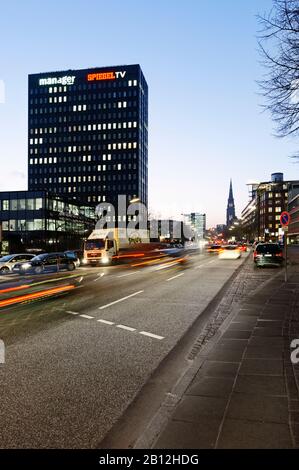 Traffico di punta su Willy-Brandt-Strasse ad Amburgo, Germania, Europa Foto Stock