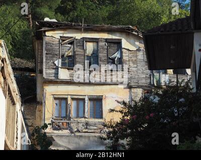 Vecchio edificio tradizionale che necessita di riparazione, a Eleftheroupoli, Pangaio, Macedonia Orientale e Tracia, Grecia Foto Stock