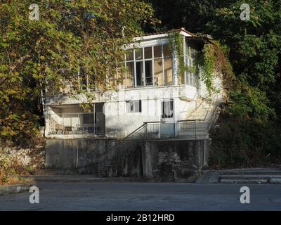 Vecchio edificio tradizionale che necessita di riparazione, a Eleftheroupoli, Pangaio, Macedonia Orientale e Tracia, Grecia Foto Stock