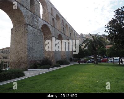 L'acquedotto di Kavala, conosciuto come i Kamares (o 'archi'), che porta alla città vecchia di Kavala, Macedonia, Grecia Foto Stock