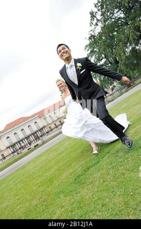Coppia appena sposata in un parco, sposa, sposo, Berlino, Germania, Europa Foto Stock