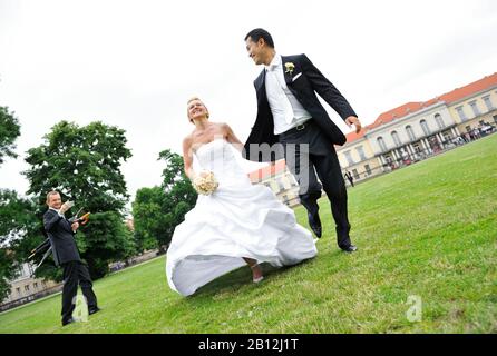 Newlyweds in un parco, Berlino, Germania Foto Stock