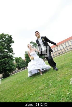 Newlyweds in un parco, Berlino, Germania Foto Stock