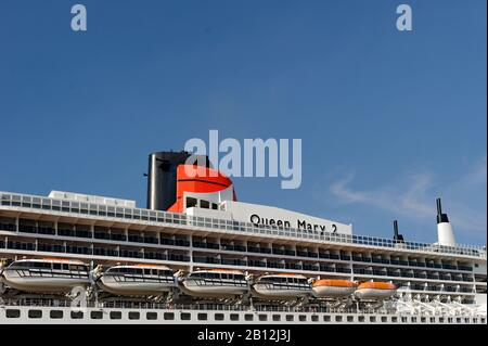 Nave da crociera Queen Mary 2 al Centro Crociere di Amburgo, Germania, Europa Foto Stock