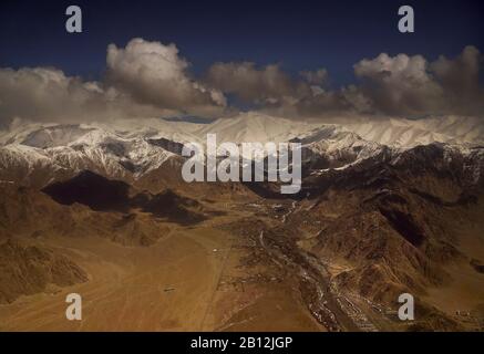 Veduta aerea delle montagne intorno a Leh, Ladakh, Jammu e Kashmir, Himalayas, India Foto Stock