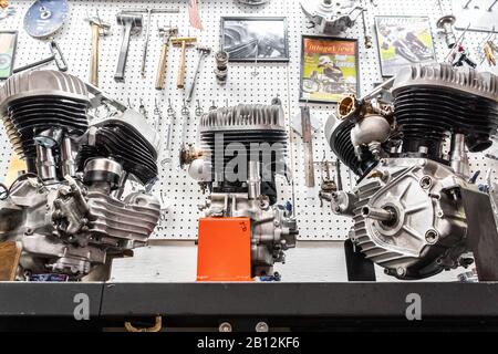 Tre motori Harley Davidson d'epoca esposti in un garage. Foto Stock