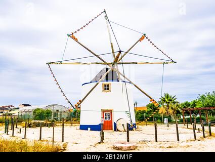 Vista sull'antico mulino di Geraldes a Peniche, Portogallo Foto Stock