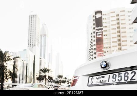 Bmw,Impressioni Di Sheikh Zayed Road,Al Satwa,Dubai,Emirati Arabi Uniti,Medio Oriente Foto Stock