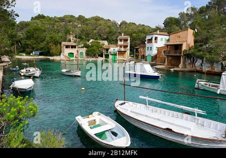 Barche e yacht nella baia,Cala Figuera,Mallorca,Isole Baleari,Spagna,Europa Foto Stock