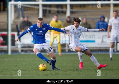 Dumfries, Scozia, Regno Unito. 22nd Febbraio; Palmerston Park, Dumfries, Scozia; Scottish Championship, Queen Of The South Versus Dundee Football Club; Iain Wilson Of Queen Of The South E Oliver Crankshaw Of Dundee Credit: Action Plus Sports Images/Alamy Live News Foto Stock