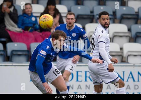 Dumfries, Scozia, Regno Unito. 22nd Febbraio; Palmerston Park, Dumfries, Scozia; Scottish Championship, Queen Of The South Versus Dundee Football Club; Kane Hemmings Of Dundee E Callum Semple Of Queen Of The South Credit: Action Plus Sports Images/Alamy Live News Foto Stock