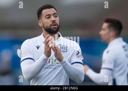 Dumfries, Scozia, Regno Unito. 22nd febbraio; Palmerston Park, Dumfries, Scozia; Scottish Championship, Queen of the South Versus Dundee Football Club; Kane Hemmings di Dundee applaude i fan alla fine della partita Credit: Action Plus Sports Images/Alamy Live News Foto Stock