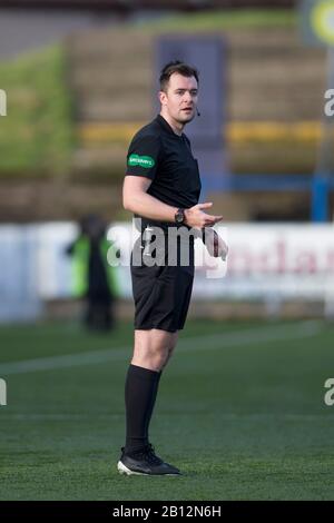 Dumfries, Scozia, Regno Unito. 22nd Febbraio; Palmerston Park, Dumfries, Scozia; Scottish Championship, Queen Of The South Versus Dundee Football Club; Refee Don Robertson Credit: Action Plus Sports Images/Alamy Live News Foto Stock