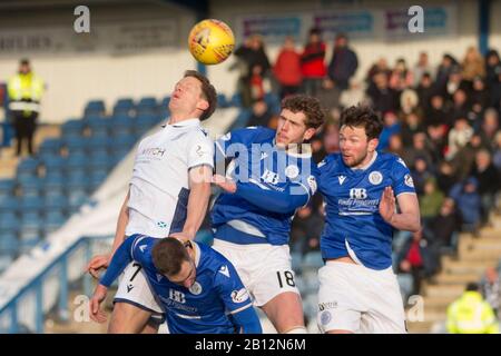 Dumfries, Scozia, Regno Unito. 22nd febbraio; Palmerston Park, Dumfries, Scozia; Scottish Championship, Queen of the South Versus Dundee Football Club; Christophe Berra di Dundee compete in aria con Callum Semple of Queen of the South Credit: Action Plus Sports Images/Alamy Live News Foto Stock