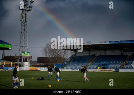 Dumfries, Scozia, Regno Unito. 22nd Febbraio; Palmerston Park, Dumfries, Scozia; Scottish Championship, Queen Of The South Versus Dundee Football Club; Rainbow Over Palmerston Park Pre-Match Credit: Action Plus Sports Images/Alamy Live News Foto Stock