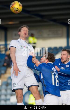 Dumfries, Scozia, Regno Unito. 22nd febbraio; Palmerston Park, Dumfries, Scozia; Scottish Championship, Queen of the South Versus Dundee Football Club; Christophe Berra di Dundee compete in aria con Callum Semple of Queen of the South Credit: Action Plus Sports Images/Alamy Live News Foto Stock