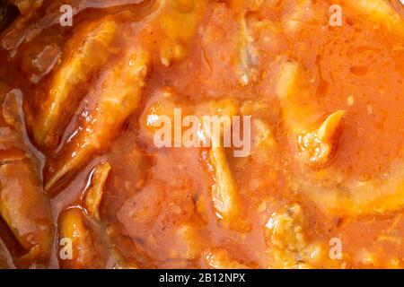 Lo sfondo di pesce in scatola in salsa di pomodoro. Prodotti naturali dell'alimentazione Foto Stock