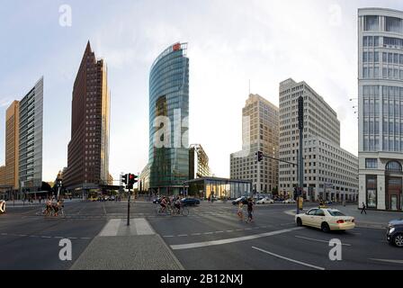 Panorama,PwC,Pricewaterhouse Coopers,Kollhoff Tower,BahnTower of the German Railways,Potsdamer Platz in prima serata,Berlino,Germania,Europa Foto Stock