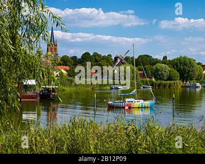 Centro storico con mulino a vento e barca a vela Havelwunder a Werder, Brandeburgo, Germania Foto Stock