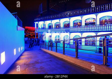 Blue Port 2010, storico paddle steamer Louisiana Star illuminato con luci al neon blu, progetto d'arte di Michael Batz, Landungsbruecken Landing Bridges, mercato del pesce, Mitte, Città anseatica di Amburgo, Germania, Europa Foto Stock