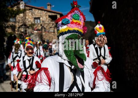 Almiruete, Guadalajara, Spagna. 22nd Feb, 2020. Le persone vestite come Botargas e Mascaritas prendono parte al Carnevale di Almiruete, uno dei più antichi carnevali tradizionali della Spagna di origine medievale. Le maschere sono fatte con oggetti che simboleggiano la natura e secondo la tradizione, sfilano attraverso il villaggio per difendere i piedi dagli spiriti del diavolo e hanno un raccolto prospero nella primavera. Credito: Marcos Del Mazo/Alamy Live News Foto Stock