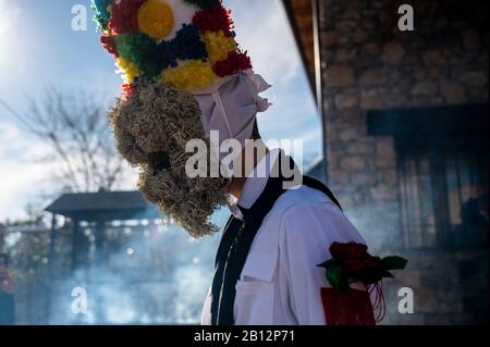 Almiruete, Guadalajara, Spagna. 22nd Feb, 2020. Un uomo vestito come Botargas prende parte al Carnevale di Almiruete, uno dei più antichi carnevali tradizionali della Spagna di origine medievale. Le maschere sono fatte con oggetti che simboleggiano la natura e secondo la tradizione, sfilano attraverso il villaggio per difendere i piedi dagli spiriti del diavolo e hanno un raccolto prospero nella primavera. Credito: Marcos Del Mazo/Alamy Live News Foto Stock