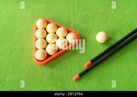 Il Cue con palla sul tavolo verde per il gioco del biliardo. Atheletic e gioco da tavolo Foto Stock