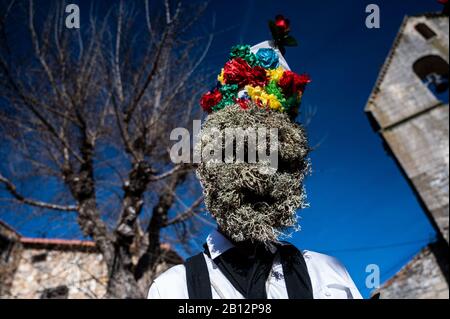 Almiruete, Guadalajara, Spagna. 22nd Feb, 2020. Un uomo vestito come Botargas prende parte al Carnevale di Almiruete, uno dei più antichi carnevali tradizionali della Spagna di origine medievale. Le maschere sono fatte con oggetti che simboleggiano la natura e secondo la tradizione, sfilano attraverso il villaggio per difendere i piedi dagli spiriti del diavolo e hanno un raccolto prospero nella primavera. Credito: Marcos Del Mazo/Alamy Live News Foto Stock