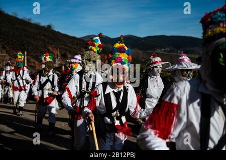 Almiruete, Guadalajara, Spagna. 22nd Feb, 2020. Le persone vestite come Botargas e Mascaritas prendono parte al Carnevale di Almiruete, uno dei più antichi carnevali tradizionali della Spagna di origine medievale. Le maschere sono fatte con oggetti che simboleggiano la natura e secondo la tradizione, sfilano attraverso il villaggio per difendere i piedi dagli spiriti del diavolo e hanno un raccolto prospero nella primavera. Credito: Marcos Del Mazo/Alamy Live News Foto Stock