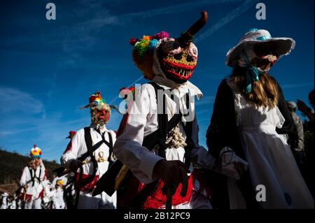 Almiruete, Guadalajara, Spagna. 22nd Feb, 2020. Le persone vestite come Botargas e Mascaritas prendono parte al Carnevale di Almiruete, uno dei più antichi carnevali tradizionali della Spagna di origine medievale. Le maschere sono fatte con oggetti che simboleggiano la natura e secondo la tradizione, sfilano attraverso il villaggio per difendere i piedi dagli spiriti del diavolo e hanno un raccolto prospero nella primavera. Credito: Marcos Del Mazo/Alamy Live News Foto Stock